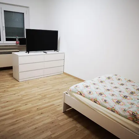 Daimler Near Business Or Family Fully Furnished סינדלפינגן